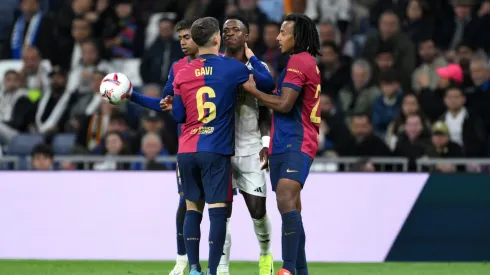 Gavi se cruzó con Vinicius en El Clásico.