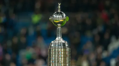 El trofeo de la Libertadores espera por su nuevo dueño.