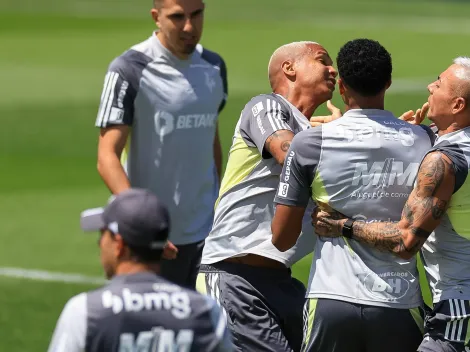 El cruce de Deyverson con un compañero antes de la final de la Copa Libertadores