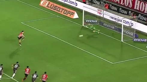 Así pateó Carrillo ante Armani.