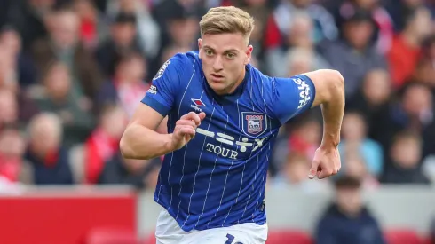 Liam Delap, delantero del Ipswich Town, que Manchester City podría repescar.