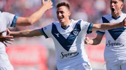 Braian Romero festeja su gol para Vélez en el partido contra San Lorenzo, en la fecha 14 de la Liga Profesional 2024.