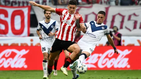 Guido Carrillo y Valentín Gómez disputan la pelota en la final de la Copa de la Liga 2024 en la que el Pincha se impuso en los penales tras igualar 1-1 en el tiempo reglamentario.