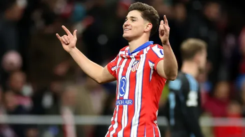 Julián Álvarez con la camiseta de Atlético de Madrid.