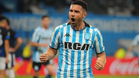 Maravilla Martínez puede irse de Racing mientras espera que Milito le mejore el contrato