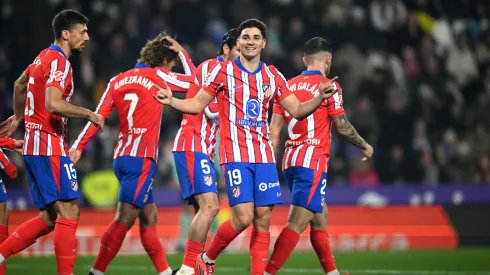 Julián Álvarez, junto a varios jugadores del Atlético de Madrid.
