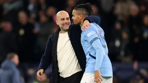 Pep Guardiola y su abrazo con Akanji por el triunfo de Manchester City.