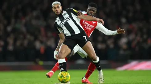 Joelinton y Thomas Partey disputan la pelota en el partido de ida de la semifinal de la EFL Cup entre Newcastle y Arsenal.