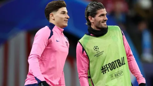 Julián Álvarez y Rodrigo De Paul regalaron sus camisetas que usaron vs. Getafe a hinchas que se hicieron presentes en el Estadio Metropolitano.