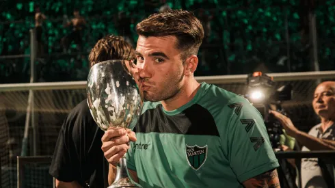 Pertenece a Boca, llegó a probarse en Barcelona y enfrentará a River con San Martín de San Juan