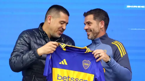 El técnico Fernando Gago y el presidente Juan Román Riquelme.