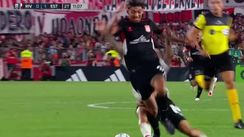 Enzo Pérez vio la roja por una falta a Medina.