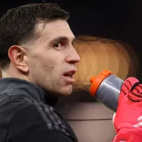 El picante gesto de Dibu Martínez en su llegada a Francia para PSG vs. Aston Villa por la Champions League