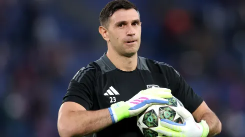 Dibu Martínez en la previa del partido contra PSG.