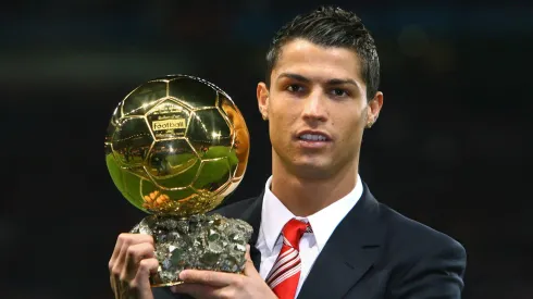 Cristiano Ronaldo con el Balón de Oro 2008 en Manchester United
