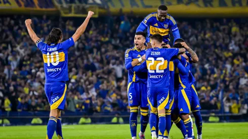 Edinson Cavani, Rodrigo Battaglia, Luis Advíncula, Kevin Zenón y otros jugadores de Boca festejando un gol en La Bombonera. (Getty)