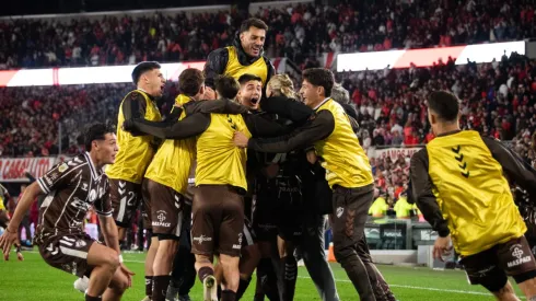 Los jugadores de Platense celebran la clasificación ante River.