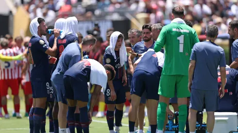 Los jugadores de París Saint-Germain agobiados por el calor en el encuentro ante Atlético de Madrid. (Getty Images)