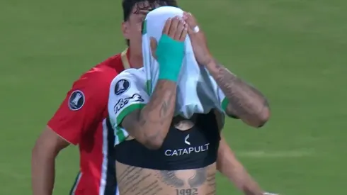 Erró dos penales y complicó a su equipo.