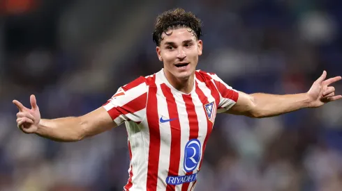 Julián Alvarez celebra su gol de tiro libre.