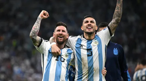 Lionel Messi y Leandro Paredes tras ganar la Copa del Mundo 2022 en Qatar con la Selección Argentina.