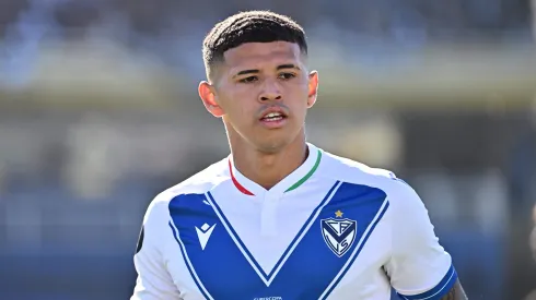 Escándalo: FIFA suspendió a un titular de Vélez y a dos argentinos más por falsificación de documentos