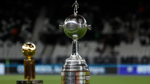 El trofeo de la Copa Conmebol Libertadores.