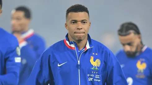 Autor de un golazo ante Azerbaiyán, Mbappé terminó lesionado y regresa a Madrid.