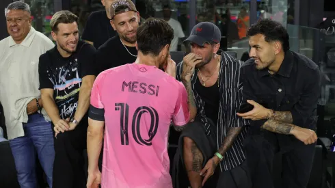 Lionel Messi junto a Chiqui Tapia, Otamendi, Lo Celso, Paredes y De Paul.