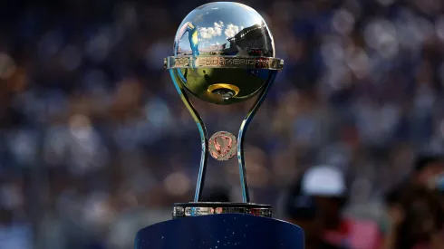 El trofeo de la Copa Sudamericana.