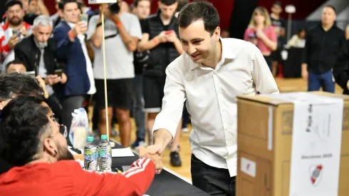 Di Carlo saluda a las autoridades de la mesa en la que votó