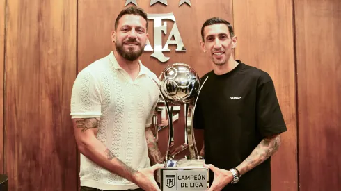 Fatura Broun y Di María junto al título de liga que ganó Rosario Central.