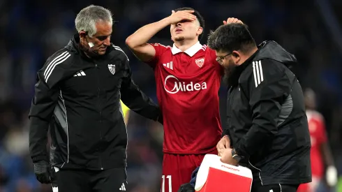 La FIFA planea que todos los jugadores que reciban antención médica deban abandonar la cancha por dos minutos (Foto ilustrativa).