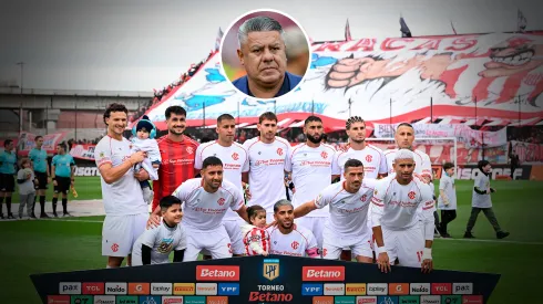 Los jugadores de Barracas Central y Claudio Tapia, presidente de la AFA.