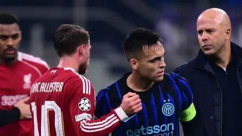 El saludo entre Alexis Mac Allister y Lautaro Martínez.