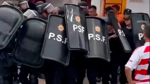 Los efectivos policiales evitaron que los hinchas lincharan a Andrés Merlos.