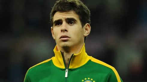 Oscar, ex jugador de fútbol, con la Selección de Brasil.