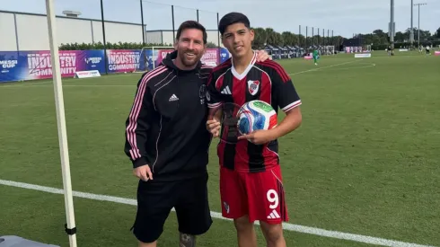 Bruno Cabral y Lionel Messi en la Messi Cup.