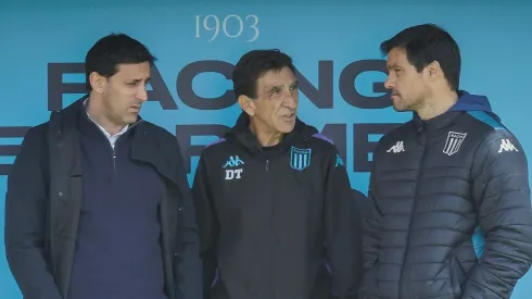 Diego Milito, Gustavo Costas y Sebastián Saja durante la práctica del plantel.