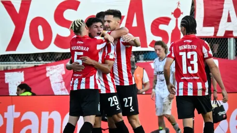 Alario festeja su segundo gol ante Platense.