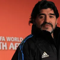 Criticó duramente a Maradona y ahora posa con el diploma de la escuela de DT que lleva su nombre