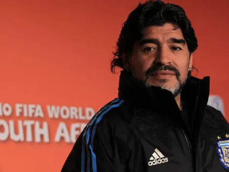 Criticó duramente a Maradona y ahora posa con el diploma de la escuela de DT que lleva su nombre