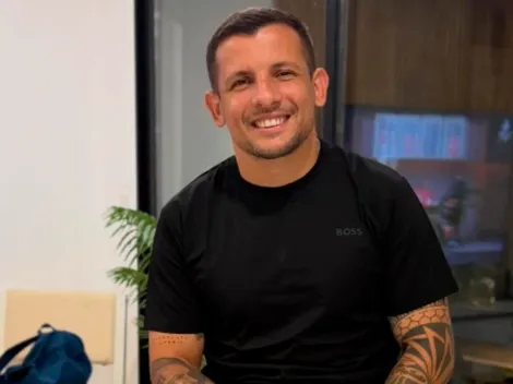 Vecchio vuelve a Unión Española y firmó su contrato ¡en la playa!