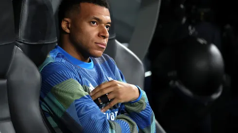Kylian Mbappé tiene un esguince en los ligamentos de su rodilla, informó el Real Madrid