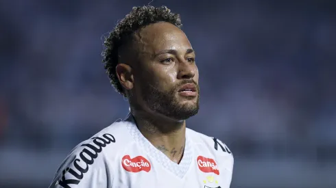 Neymar seguirá en Santos hasta finales de 2026.