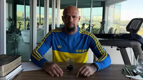 Felipe Melo y uno de sus tantos gestos que demuestran su fanatismo por Boca.