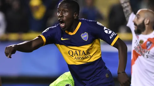 Jan Hurtado, durante su estadía en Boca al anotarle un gol a River.