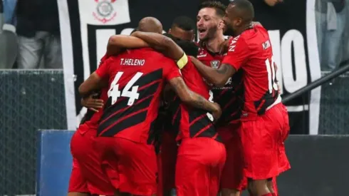 Eduardo Barros promove várias mudanças no time do Athletico para jogo contra o Ceará