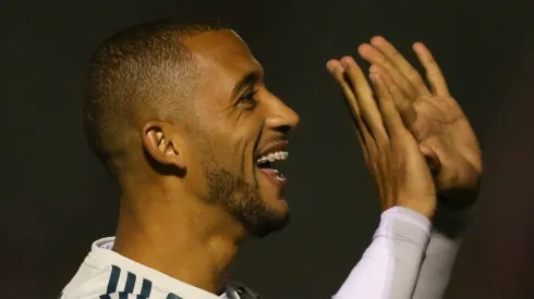 Vitor Hugo tranquiliza torcida após cirurgia