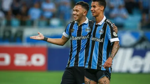 Pepê e Ferreira (Foto: Lucas Uebel/Divulgação/Grêmio)